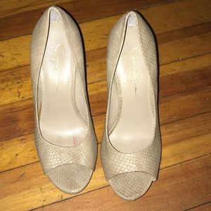 Jessica Simpson beige reptilepattern size 8 wedges